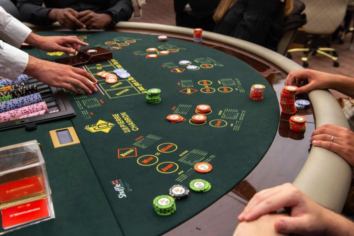 Professioneller Poker Tisch mit Karten und Chips