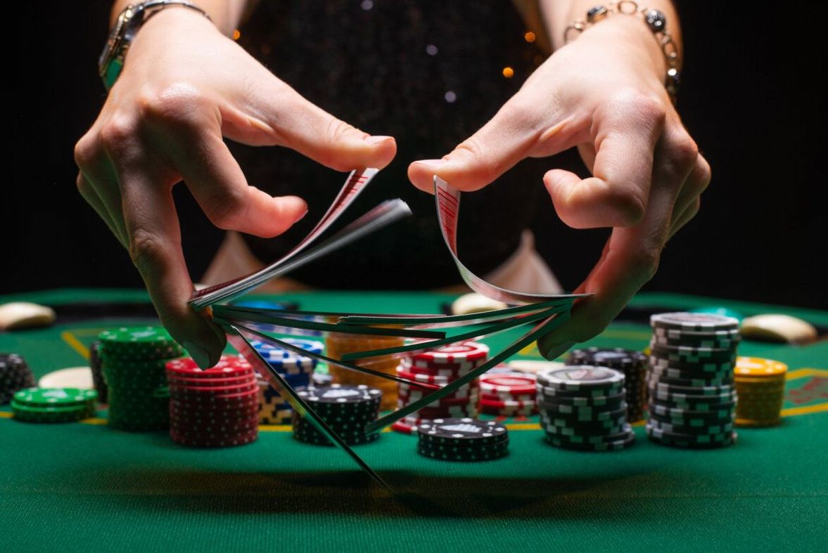 Poker Hände am Tisch mit Karten und Chips