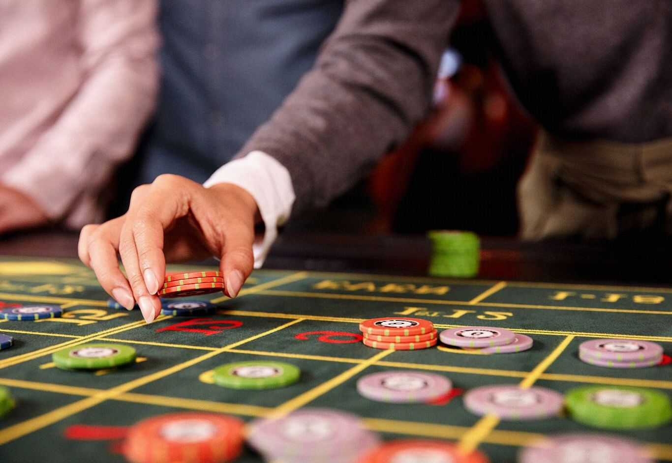 Baccarat Tisch mit elegantem Setup