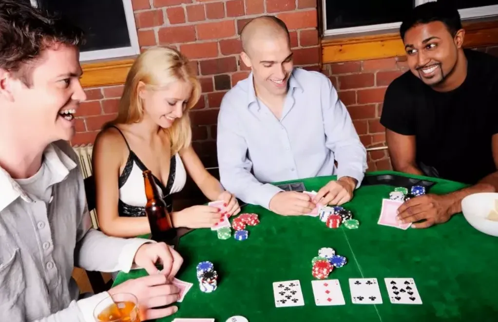 Freunde beim Pokerabend