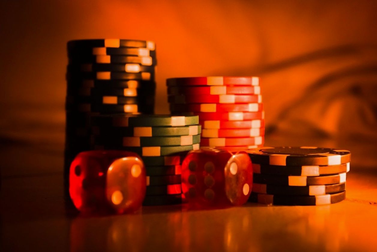 Blackjack Tisch mit Karten und Chips