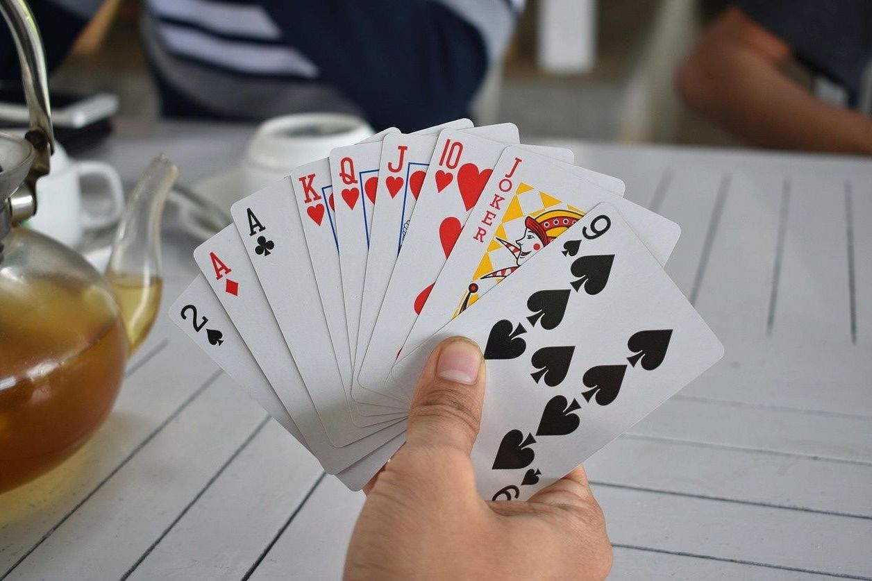 Große Casino Nacht mit mehreren Spieltischen