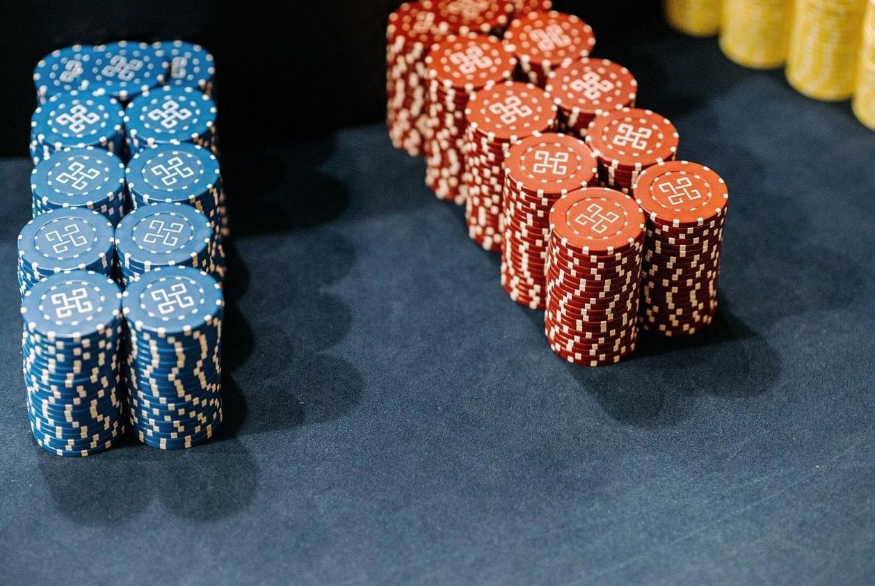 Casino Tisch mit Roulette Rad und Jetons