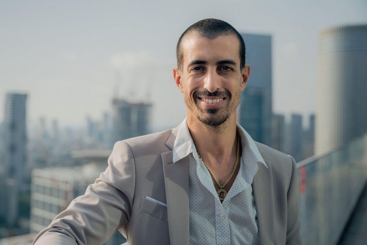 Croupier beim Karten mischen am Blackjack Tisch