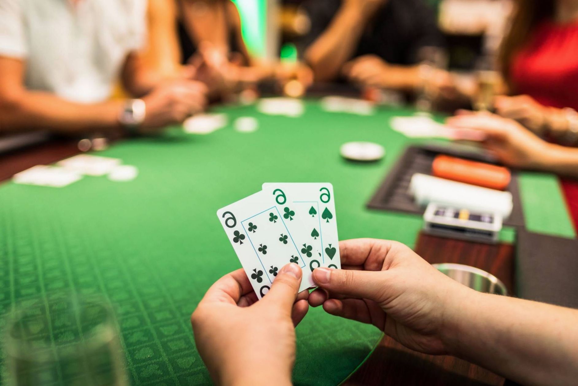 Spieler am Roulette und Blackjack Tisch