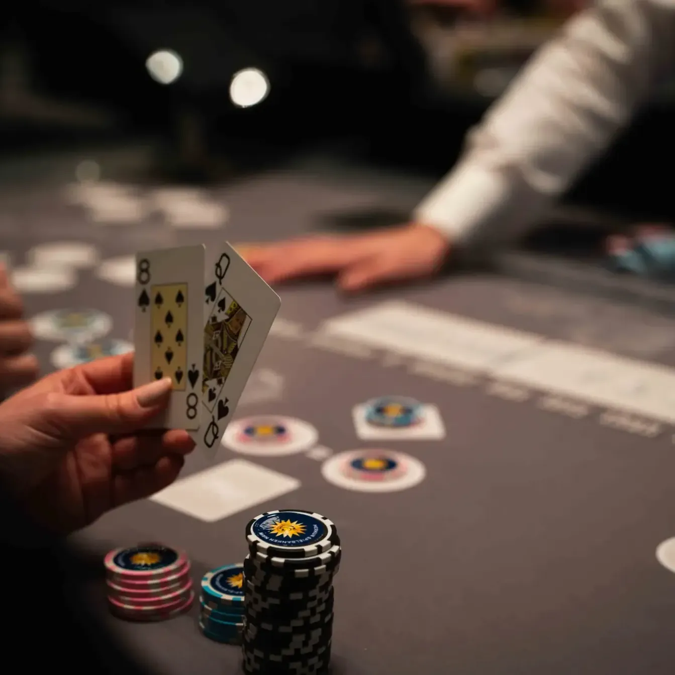 Spieler am Pokertisch in angespannter Konzentration